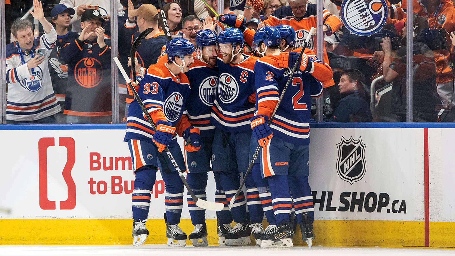 oilers fan flashes crowd on trendmagazinehub.com