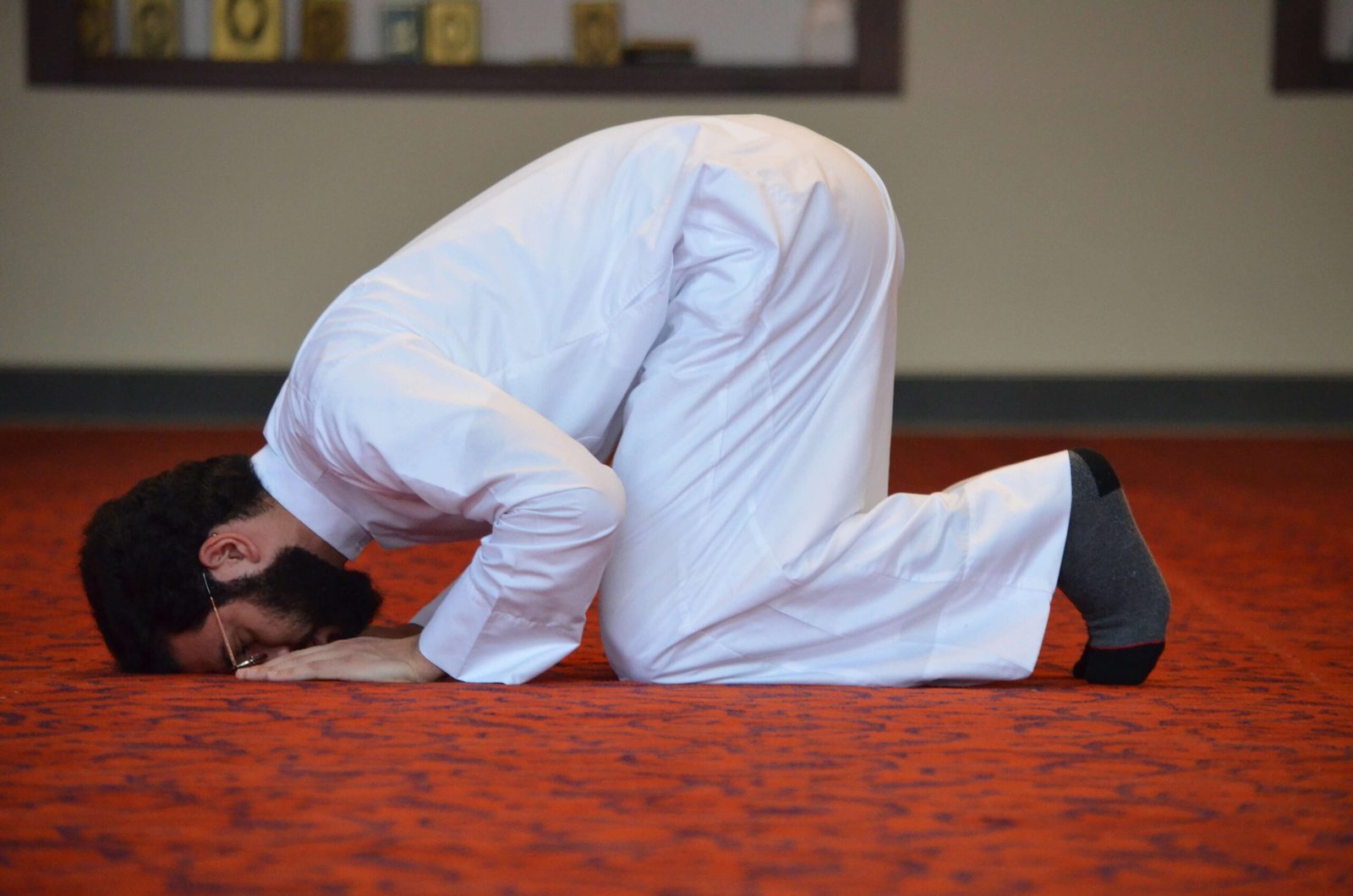 does prayer break when in sajda with close eyes